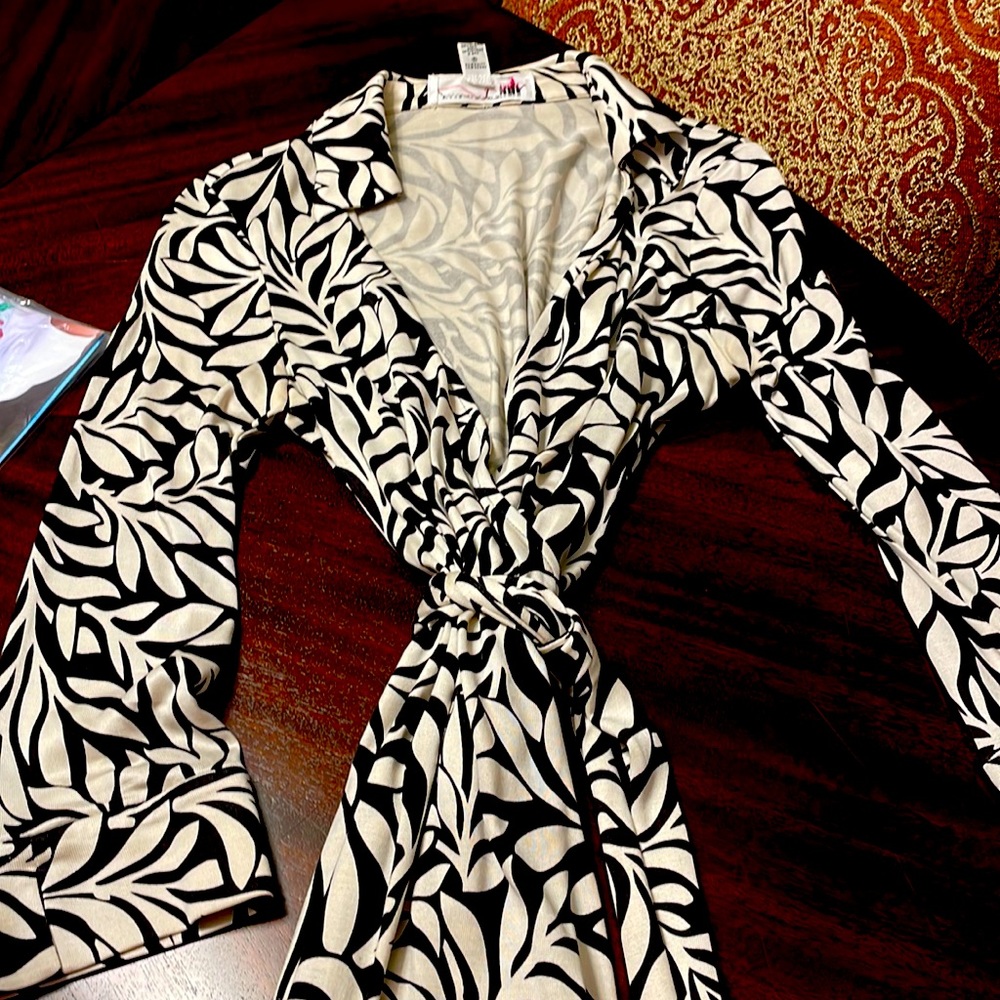 DVF Vintage silk wrap dress. Size 4
